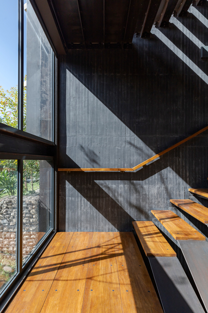 Dossier de presse | 5659-02 - Communiqué de presse | A House in the Andes - Correa+Fatehi | ODD - Architecture résidentielle -  Staircase encased between black-tinted concrete walls   - Crédit photo :  Photo credit: Bicubik 