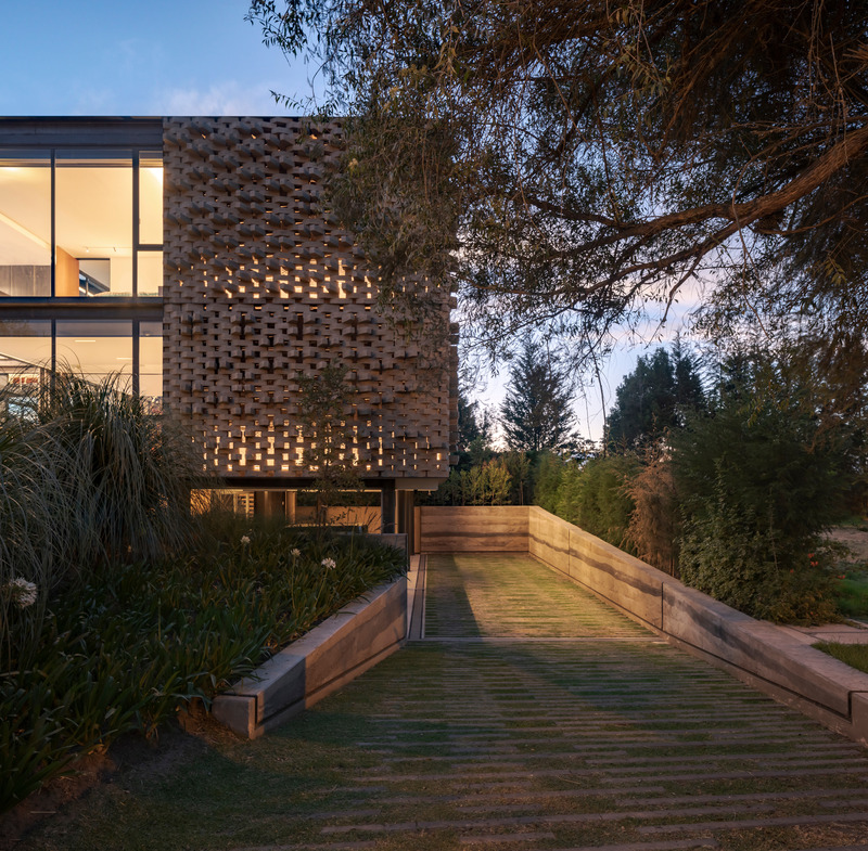 Dossier de presse | 5659-02 - Communiqué de presse | A House in the Andes - Correa+Fatehi | ODD - Architecture résidentielle - Perforated adobe façade glows at dusk - Crédit photo :  Photo credit: Bicubik 