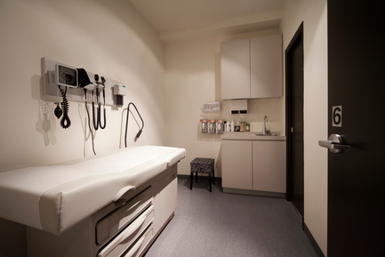 Dossier de presse | 825-01 - Communiqué de presse | Ouverture de la nouvelle Multiclinique Parc santé - Multiclinique Parc santé - Design d’intérieur institutionnel - Crédit photo : Steve Montpetit