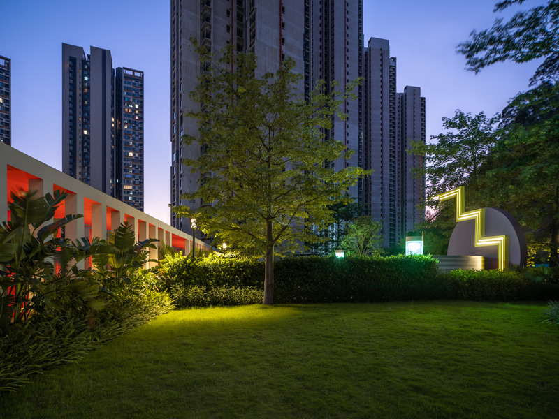 Dossier de presse | 5086-04 - Communiqué de presse | Les Résidences Buji par BAM : couleurs vives - Ballistic Architecture Machine - Architecture de paysage - <p>Au crépuscule, la lumière jaune en zigzag anime la place de danse Lune violette, ponctuée de deux projecteurs sphériques verts, réfléchissant la lueur rose profonde de l’intérieur de la colonnade et des tours élancées au loin.</p> - Crédit photo : Wu Qingshan