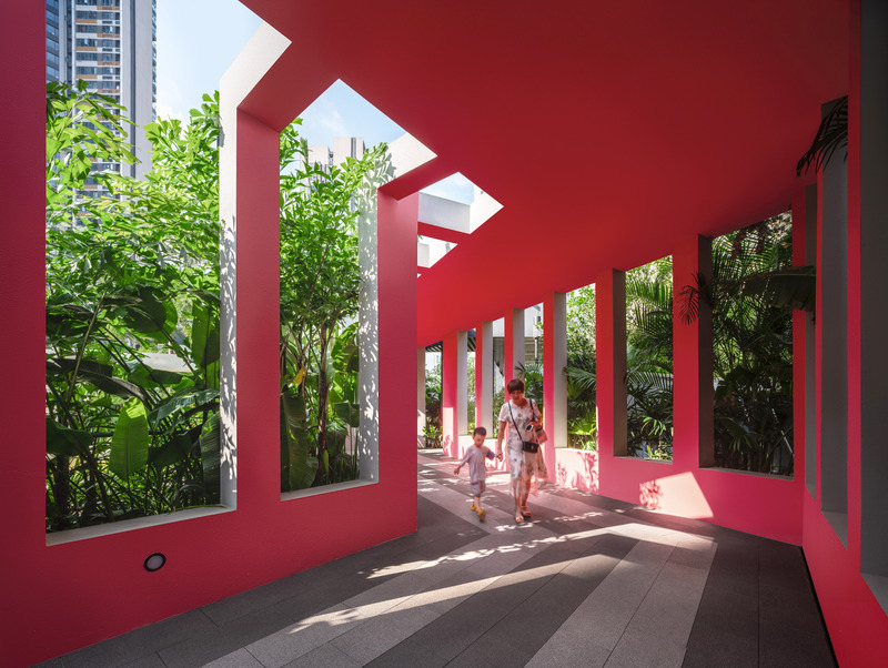 Dossier de presse | 5086-04 - Communiqué de presse | Les Résidences Buji par BAM : couleurs vives - Ballistic Architecture Machine - Architecture de paysage - <p>Les invités longent la colonnade rose au bord de la piscine des Résidences Buji, où colonnes et poutres se confondent pour encadrer la végétation tropicale et projeter des ombres dynamiques sur le sol carrelé gris et blanc.</p> - Crédit photo : Wu Qingshan