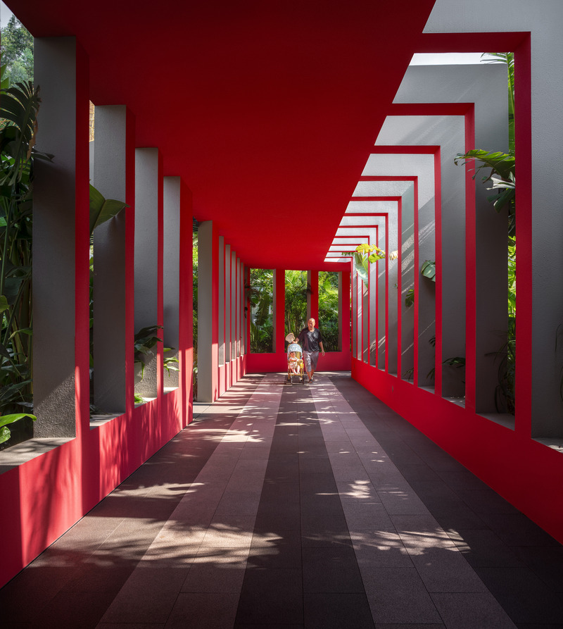 Dossier de presse | 5086-04 - Communiqué de presse | Les Résidences Buji par BAM : couleurs vives - Ballistic Architecture Machine - Architecture de paysage - <p>Des résidents, jeunes et moins jeunes, longent la colonnade au bord de la piscine des Résidences Buji, où des ouvertures rectangulaires rythmées et des puits de lumière encadrent la végétation luxuriante et projettent des ombres rythmées sur le pavement rayé.</p> - Crédit photo : Wu Qingshan