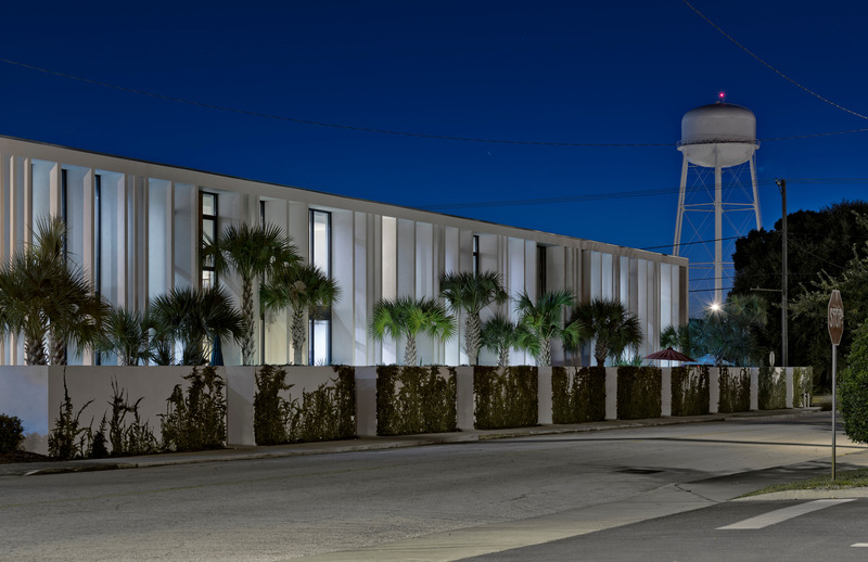 Dossier de presse | 2757-55 - Communiqué de presse | STRANG honorée comme firme de l’année 2025 par l’AIA Floride - STRANG - Architecture résidentielle -  Rain Garden Apartments - Crédit photo :  Max Strang 