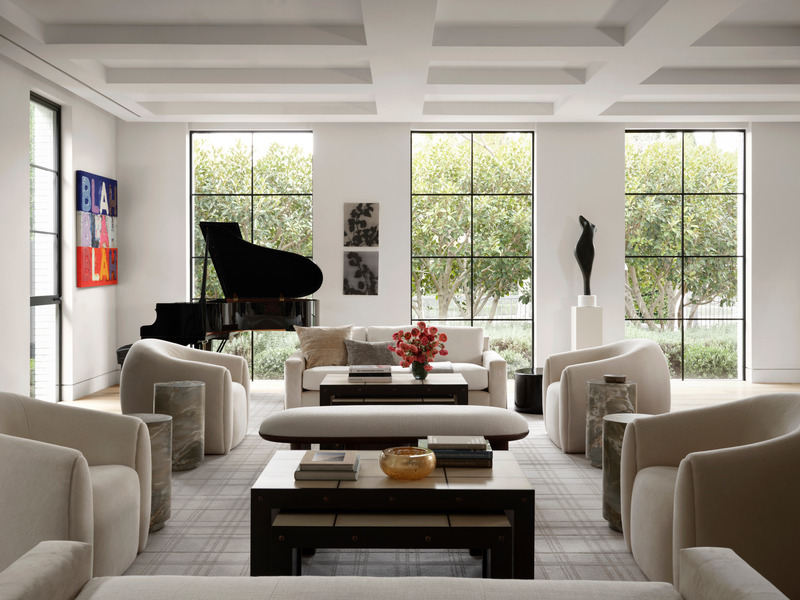 Press kit | 6087-05 - Press release | Palm Residence: A Harmonious Fusion of Hospitality and Home - Daniel Joseph Chenin - Residential Interior Design - A relaxed formality is achieved using a mix of structured and organic forms and diverse textures in the main level lounge. - Photo credit: Douglas Friedman