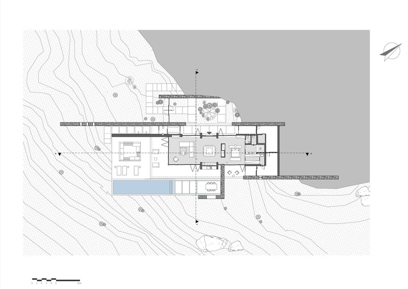 Dossier de presse | 7735-01 - Communiqué de presse | « Horizon House » - ONUS Architecture Studio - Architecture résidentielle - Plan du rez-de-chaussée illustrant l’organisation spatiale linéaire, l’orientation vers la mer et la continuité entre intérieur et extérieur.<br style=""> - Crédit photo : ONUS Architecture Studio