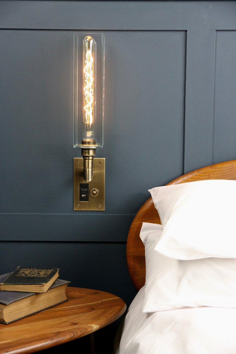 Press kit | 2651-05 - Press release | New Finishes are Introduced for the Focus SB Ambassador Wall Light - Focus SB® - Lighting Design -  <p> Focus SB® Ambassador Wall Light in antique brass finish, clear glass shade. Designed in collaboration with Gwyn Carless at The Light Yard.</p>  - Photo credit:   <p>Photography: Gwyn Carless at The Light Yard</p>  
