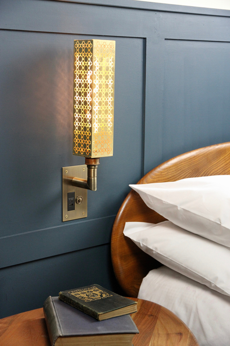 Press kit | 2651-05 - Press release | New Finishes are Introduced for the Focus SB Ambassador Wall Light - Focus SB® - Lighting Design -  <p> Focus SB® Ambassador Wall Light in antique brass, Moroccan shade in hand applied gold leaf finish, by enquiry. Designed in collaboration with Gwyn Carless at The Light Yard.</p>  - Photo credit:  <p>Photography: Gwyn Carless at The Light Yard</p> 