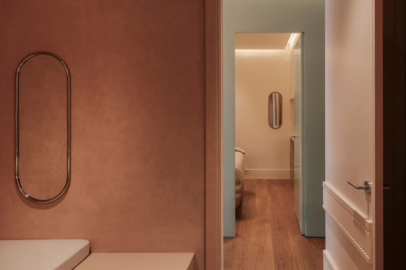 Press kit | 6188-01 - Press release | Living Beauty Retail Space and Treatment Spa - ODAMI - Commercial Interior Design - Several of the spa’s treatment<br>rooms are finished in clay-toned limewash<br>paint with a warm, suede-like texture, while<br>others are quietly articulated by ambient<br>cove lighting.<br> - Photo credit: John Alunan