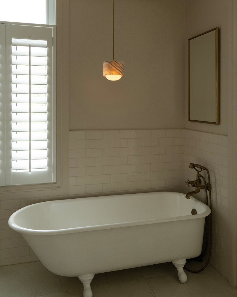 Press kit | 1942-05 - Press release | STONE – When Light Pays Tribute to Stone - Luminaire Authentik - Lighting Design - Onyx Tub 0604-LA00-O.AMB - Photo credit: Luminaire Authentik