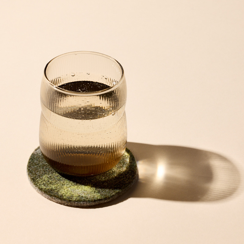 Dossier de presse | 7754-01 - Communiqué de presse | Common Object Studio: Designing for a Regenerative Future — AZ Awards Emerging Design Firm - Common Object Studio - Design industriel - Mannerist Everyday Glass with wool coaster from Willow Creek Farm  - Crédit photo : Pete McDaniel