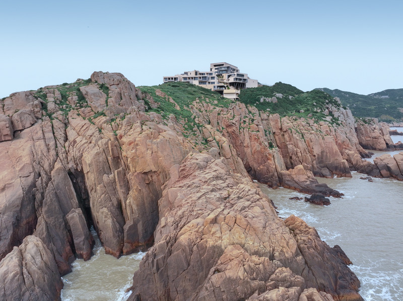 Dossier de presse | 7168-01 - Communiqué de presse | Between Rocks and Rollers: The Island Coastal Hotel - WJ STUDIO - Architecture commerciale - Crédit photo : Tian Fangfang