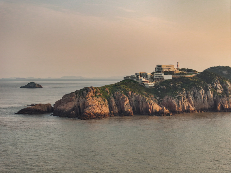Dossier de presse | 7168-01 - Communiqué de presse | Between Rocks and Rollers: The Island Coastal Hotel - WJ STUDIO - Architecture commerciale - Crédit photo : Tian Fangfang