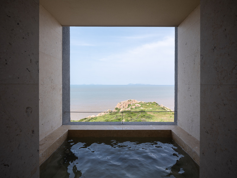 Dossier de presse | 7168-01 - Communiqué de presse | Between Rocks and Rollers: The Island Coastal Hotel - WJ STUDIO - Architecture commerciale - Interior Design SZ-Architects - Crédit photo : Tian Fangfang