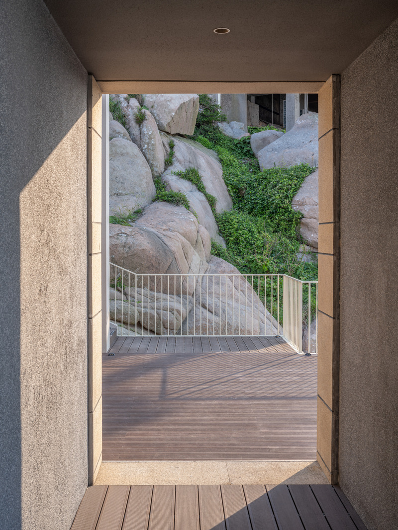 Dossier de presse | 7168-01 - Communiqué de presse | Between Rocks and Rollers: The Island Coastal Hotel - WJ STUDIO - Architecture commerciale - Interior Design SZ-Architects - Crédit photo : Tian Fangfang