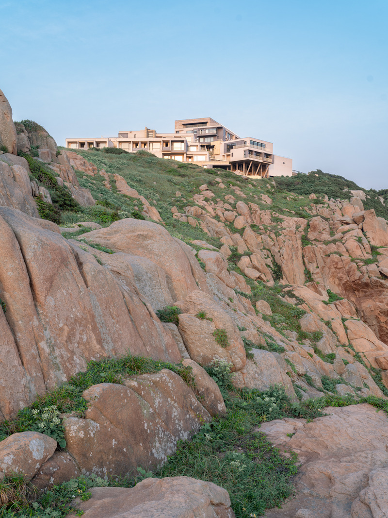 Dossier de presse | 7168-01 - Communiqué de presse | Between Rocks and Rollers: The Island Coastal Hotel - WJ STUDIO - Architecture commerciale - Crédit photo : Tian Fangfang