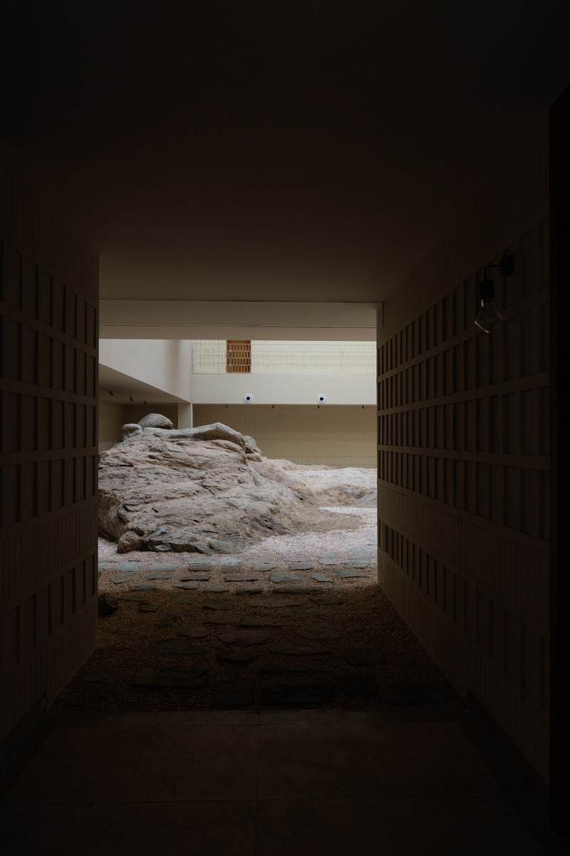 Dossier de presse | 7168-01 - Communiqué de presse | Between Rocks and Rollers: The Island Coastal Hotel - WJ STUDIO - Architecture commerciale - Interior Design SZ-Architects - Crédit photo : Zhang Xi