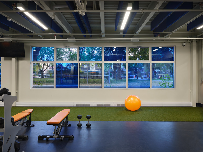 Dossier de presse | 3213-05 - Communiqué de presse | Collège Reine-Marie : salle d'entraînement et nouvelle entrée des élèves - Salem Architecture - Architecture institutionnelle -  Salle d'entraînement  - Crédit photo :   Phil Bernard  
