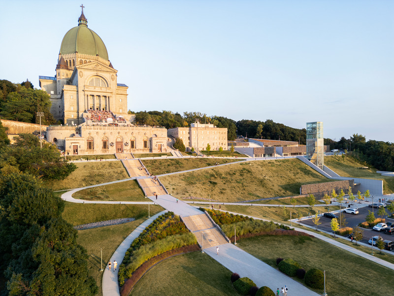 Dossier de presse | 865-63 - Communiqué de presse | Nouveau pavillon d’accueil de l’Oratoire Saint-Joseph : un ajout contemporain à l'un des sites culturels les plus fréquentés de Montréal - Lemay - Architecture institutionnelle - Crédit photo : Adrien Williams