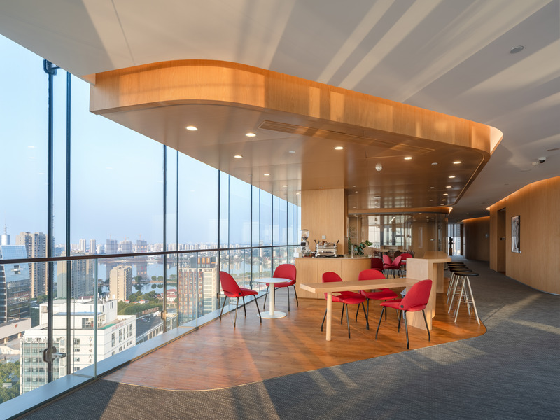 Press kit | 5714-05 - Press release | Aimer Suzhou Headquarters - Crossboundaries - Commercial Architecture -  Executive lounge with lake vistas - Photo credit: Shan-jian images