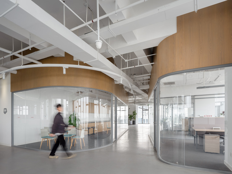 Press kit | 5714-05 - Press release | Aimer Suzhou Headquarters - Crossboundaries - Commercial Architecture -  Office working area  - Photo credit: Shan-jian images