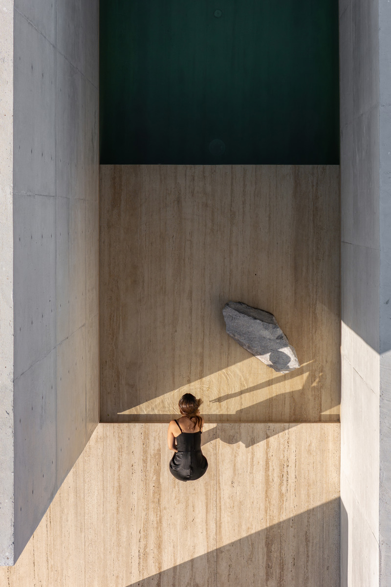 Dossier de presse | 5118-06 - Communiqué de presse | Casa Tao - HW Studio - Architecture résidentielle - Vue Aérienne Supérieure de la Piscine - Crédit photo : Hugo Tirso Domínguez
