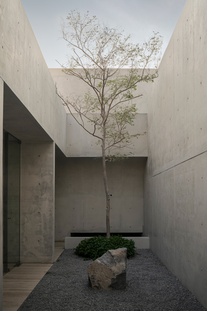 Dossier de presse | 5118-06 - Communiqué de presse | Casa Tao - HW Studio - Architecture résidentielle - Cour des Chambres - Crédit photo : César Belio