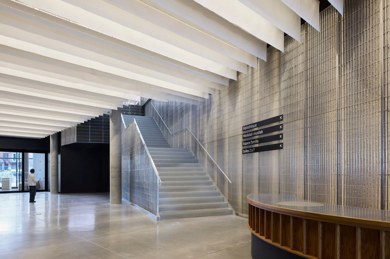 Dossier de presse | 1914-06 - Communiqué de presse | Centre Sanaaq - Pelletier de Fontenay + Architecture49 + Atelier Zébulon Perron - Architecture institutionnelle - Vue de l'escalier central depuis l'agora - Crédit photo : James Brittain