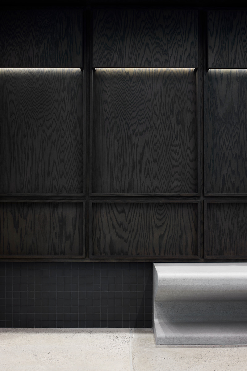 Dossier de presse | 1914-06 - Communiqué de presse | Centre Sanaaq - Pelletier de Fontenay + Architecture49 + Atelier Zébulon Perron - Architecture institutionnelle - Centre Sanaaq - Détail banc en ciment - Crédit photo : James Brittain