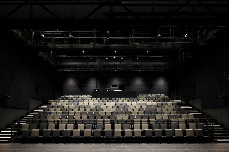 Dossier de presse | 1914-06 - Communiqué de presse | Centre Sanaaq - Pelletier de Fontenay + Architecture49 + Atelier Zébulon Perron - Architecture institutionnelle - Centre Sanaaq - Salle de spectacle - Crédit photo : James Brittain