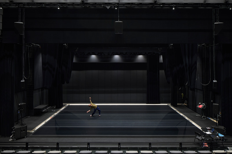 Dossier de presse | 1914-06 - Communiqué de presse | Centre Sanaaq - Pelletier de Fontenay + Architecture49 + Atelier Zébulon Perron - Architecture institutionnelle - Centre Sanaaq - Salle de spectacle - Crédit photo : James Brittain