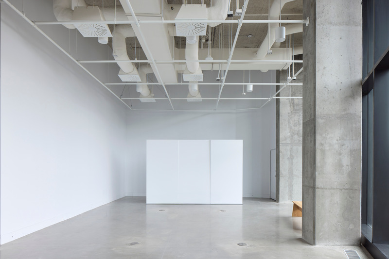 Dossier de presse | 1914-06 - Communiqué de presse | Centre Sanaaq - Pelletier de Fontenay + Architecture49 + Atelier Zébulon Perron - Architecture institutionnelle - Centre Sanaaq - Salle d'exposiion - Crédit photo : James Brittain