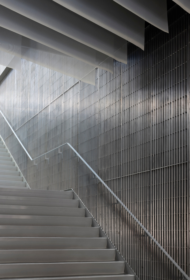 Dossier de presse | 1914-06 - Communiqué de presse | Centre Sanaaq - Pelletier de Fontenay + Architecture49 + Atelier Zébulon Perron - Architecture institutionnelle - Centre Sanaaq - Escalier central - Crédit photo : James Brittain