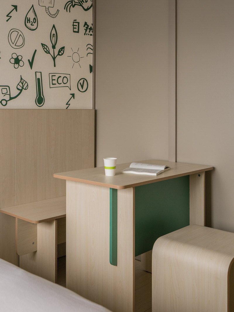 Press kit | 3531-16 - Press release | Hi Inn, Self-Service‍ - Vermilion Zhou Design Group - Commercial Interior Design - <p>The nightstand doubles as a seat.</p> - Photo credit: Jian Quan Wu<span></span>