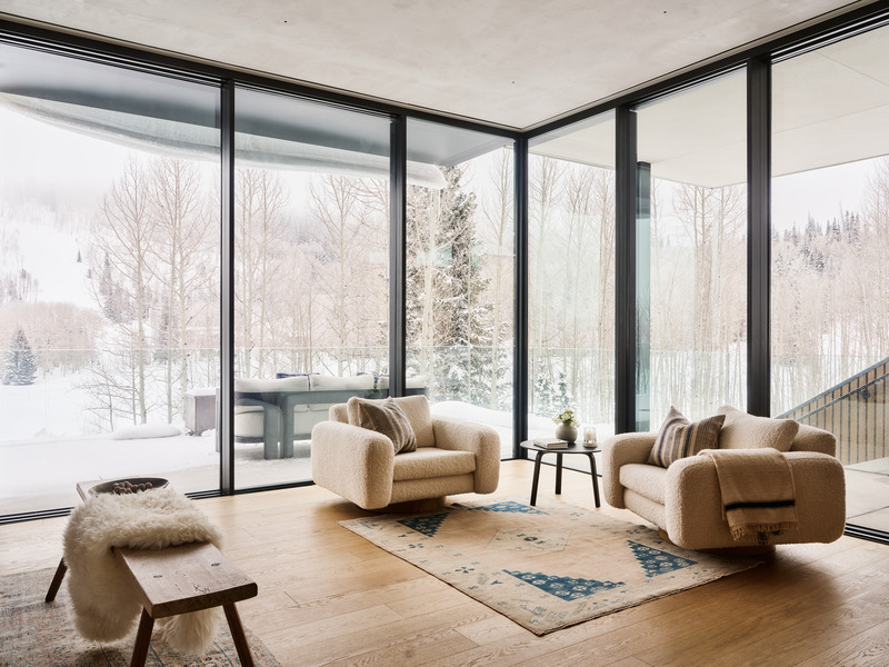 Dossier de presse | 2757-57 - Communiqué de presse | Sparano + Mooney Architecture Create a Serene Mountain Retreat - Sparano + Mooney Architecture - Architecture résidentielle -  The home’s interior is primarily finished with natural oak hardwood flooring, cabinetry and trim, as well as Venetian plaster walls and metal detailing.  - Crédit photo : Photography by Joe Fletcher