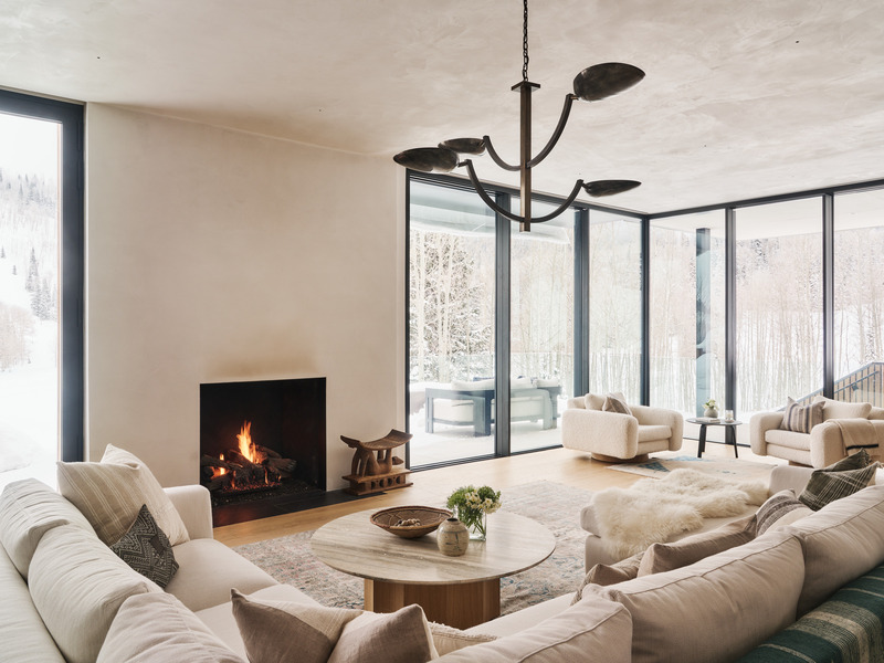 Dossier de presse | 2757-57 - Communiqué de presse | Sparano + Mooney Architecture Create a Serene Mountain Retreat - Sparano + Mooney Architecture - Architecture résidentielle - Homeowner and interior designer Kirsten Molz wanted the home to feel warm and chose creamy off-white plaster for the ceiling and walls of the living room. - Crédit photo :  Photography by Joe Fletcher 