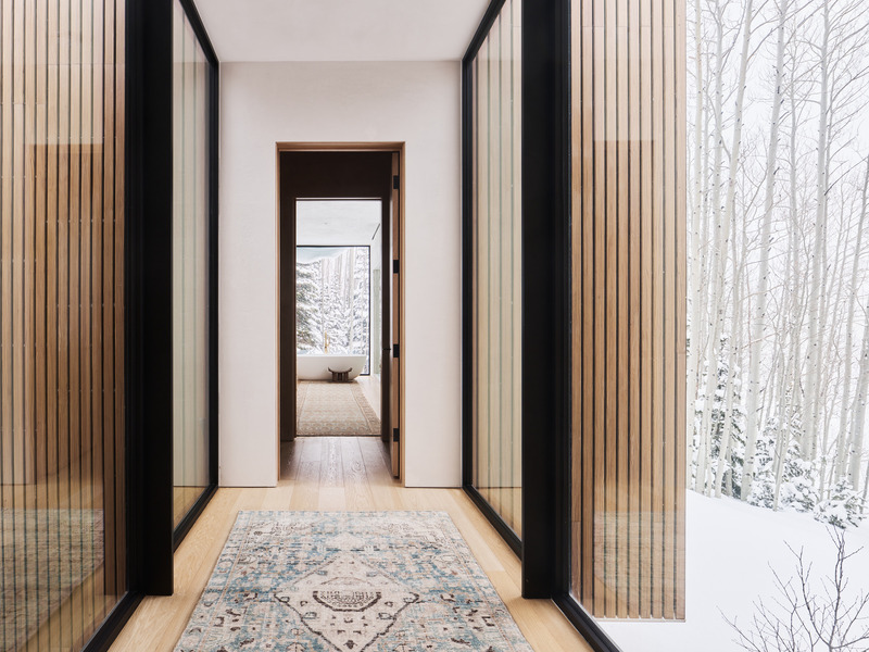 Dossier de presse | 2757-57 - Communiqué de presse | Sparano + Mooney Architecture Create a Serene Mountain Retreat - Sparano + Mooney Architecture - Architecture résidentielle - The client's desire for privacy is echoed throughout the design of the house, with the primary suite functioning as a sanctuary separated by a bridge connector from the main living spaces that easily accommodate an abundance of guests.  - Crédit photo : Photography by Joe Fletcher