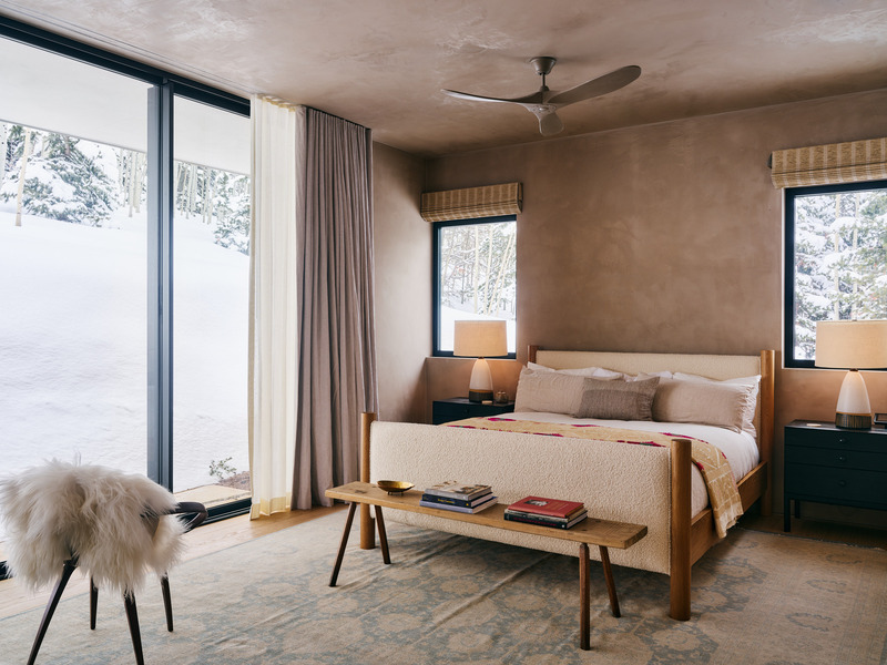 Dossier de presse | 2757-57 - Communiqué de presse | Sparano + Mooney Architecture Create a Serene Mountain Retreat - Sparano + Mooney Architecture - Architecture résidentielle -  The primary bedroom has a bed and night stands from Amber Interiors. The lamps are by Natan Moss.  - Crédit photo : Photography by Joe Fletcher 