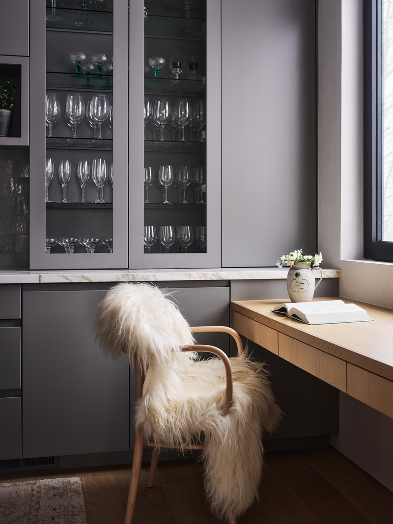 Dossier de presse | 2757-57 - Communiqué de presse | Sparano + Mooney Architecture Create a Serene Mountain Retreat - Sparano + Mooney Architecture - Architecture résidentielle - The clients love to cook and entertain, so it was important that the pantry included space for a desk. - Crédit photo : Photography by Joe Fletcher