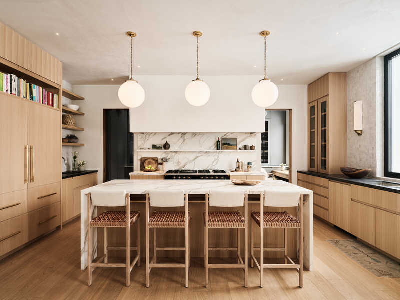 Dossier de presse | 2757-57 - Communiqué de presse | Sparano + Mooney Architecture Create a Serene Mountain Retreat - Sparano + Mooney Architecture - Architecture résidentielle - The focal point of the main kitchen is the Lacanche Forneaux range and Wolf and Sub-Zero appliances. Additional highlights include white oak flooring and cabinets, and stools with woven leather seats from Thomas Hayes Studio.  - Crédit photo : Photography by Joe Fletcher