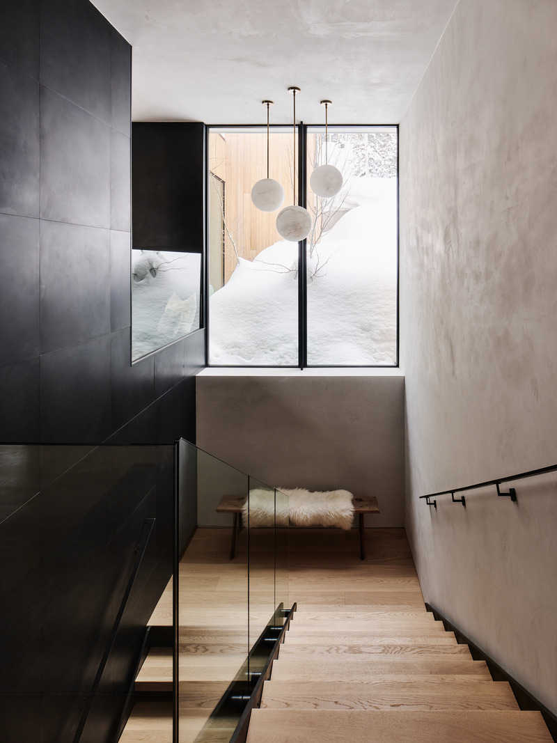 Dossier de presse | 2757-57 - Communiqué de presse | Sparano + Mooney Architecture Create a Serene Mountain Retreat - Sparano + Mooney Architecture - Architecture résidentielle - <p style="">These stairs descend to a media room and bedrooms on the lower level.<br style=""></p><p> </p> - Crédit photo :  Photography by Joe Fletcher 