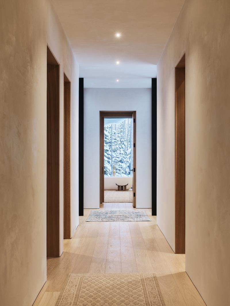 Dossier de presse | 2757-57 - Communiqué de presse | Sparano + Mooney Architecture Create a Serene Mountain Retreat - Sparano + Mooney Architecture - Architecture résidentielle - View of the primary bathroom and suite hallway.  - Crédit photo :  Photography by Joe Fletcher  