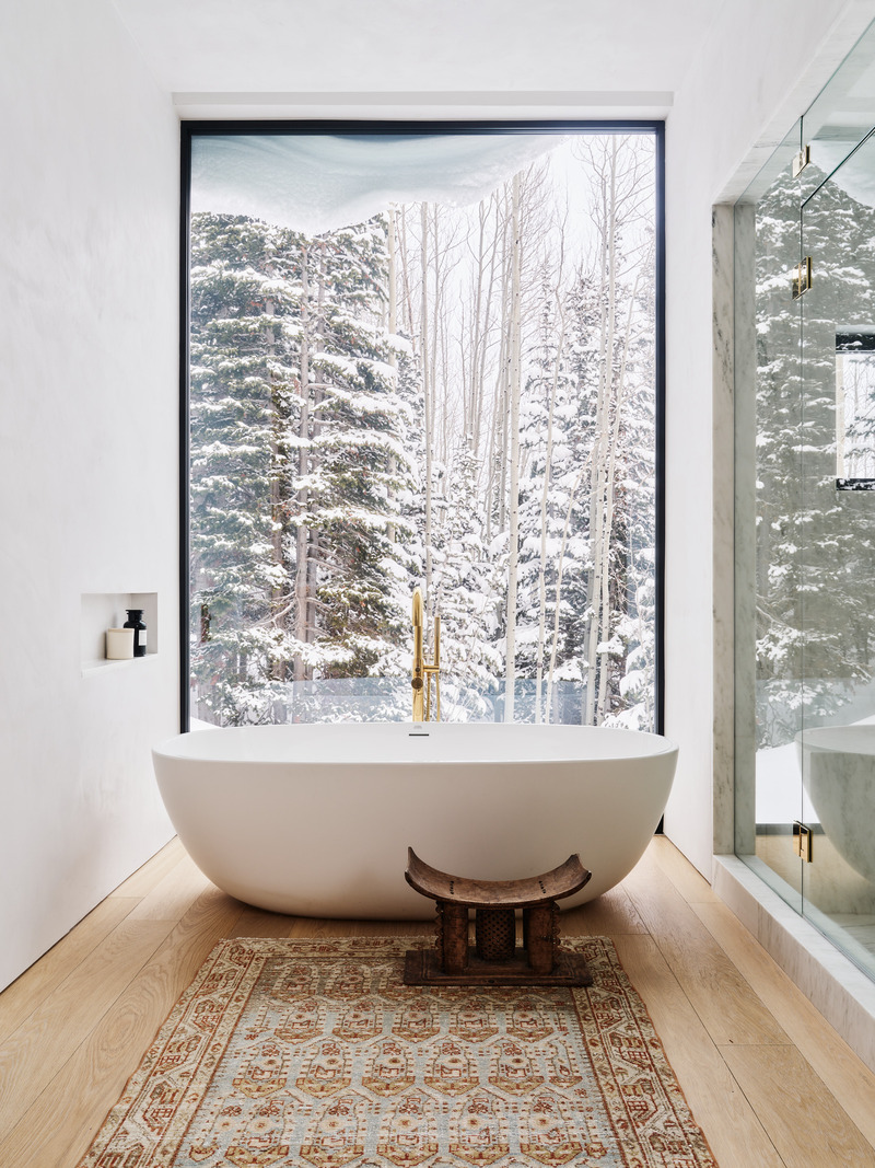 Dossier de presse | 2757-57 - Communiqué de presse | Sparano + Mooney Architecture Create a Serene Mountain Retreat - Sparano + Mooney Architecture - Architecture résidentielle - The design for the primary bathroom perfectly frames the surrounding aspen trees. - Crédit photo : Photography by Joe Fletcher