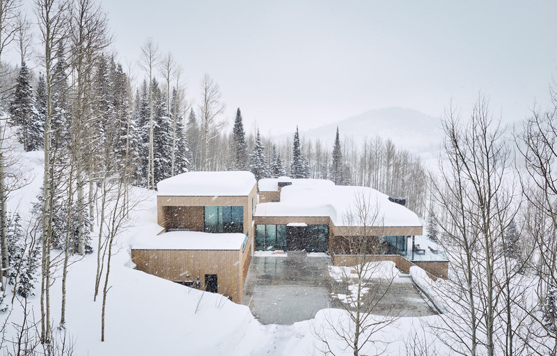 Dossier de presse | 2757-57 - Communiqué de presse | Sparano + Mooney Architecture Create a Serene Mountain Retreat - Sparano + Mooney Architecture - Architecture résidentielle - This highly-sustainable home embodies the industry-best passive design principles and systems, including high-performance glazing, spray foam insulation, radiant floor heating, skylights in the hallways to provide natural daylighting and abundant day lighting in every space, as well as floor-to-ceiling glass and aluminum doors by Reynaers in the living room that open to the meadow and a covered exterior deck. - Crédit photo : Photography by Joe Fletcher