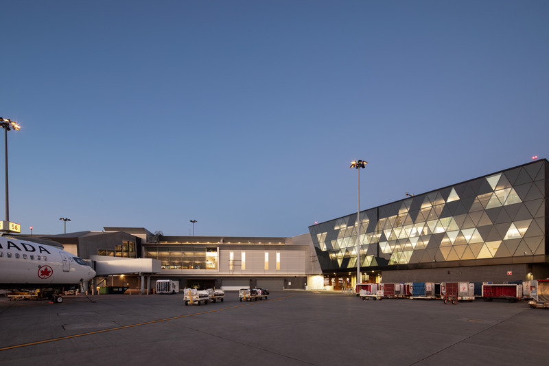 Press kit | 2275-07 - Press release | A New Centre Enhances the Transit Experience at YUL Montréal–Trudeau International Airport - Jodoin Lamarre Pratte architectes - Commercial Architecture - Photo credit:  <p class="">Adrien Williams</p> 