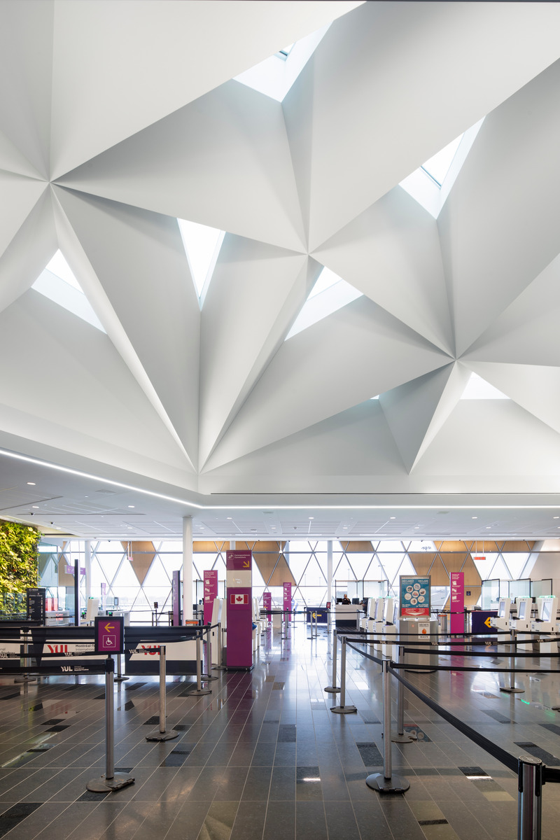 Press kit | 2275-07 - Press release | A New Centre Enhances the Transit Experience at YUL Montréal–Trudeau International Airport - Jodoin Lamarre Pratte architectes - Commercial Architecture - Photo credit: <p class="">Adrien Williams</p>