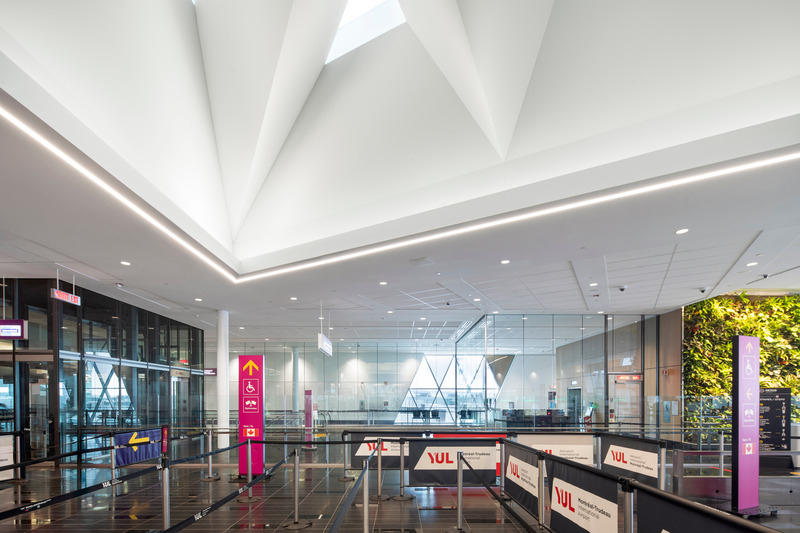 Press kit | 2275-07 - Press release | A New Centre Enhances the Transit Experience at YUL Montréal–Trudeau International Airport - Jodoin Lamarre Pratte architectes - Commercial Architecture - Photo credit: <p class="">Adrien Williams</p>