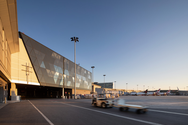 Press kit | 2275-07 - Press release | A New Centre Enhances the Transit Experience at YUL Montréal–Trudeau International Airport - Jodoin Lamarre Pratte architectes - Commercial Architecture - Photo credit: <p class="">Adrien Williams</p>