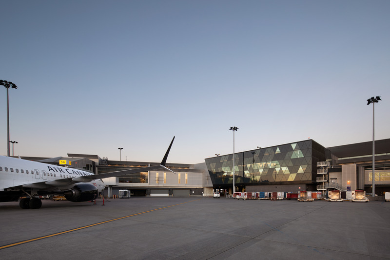 Press kit | 2275-07 - Press release | A New Centre Enhances the Transit Experience at YUL Montréal–Trudeau International Airport - Jodoin Lamarre Pratte architectes - Commercial Architecture - Photo credit: Adrien Williams