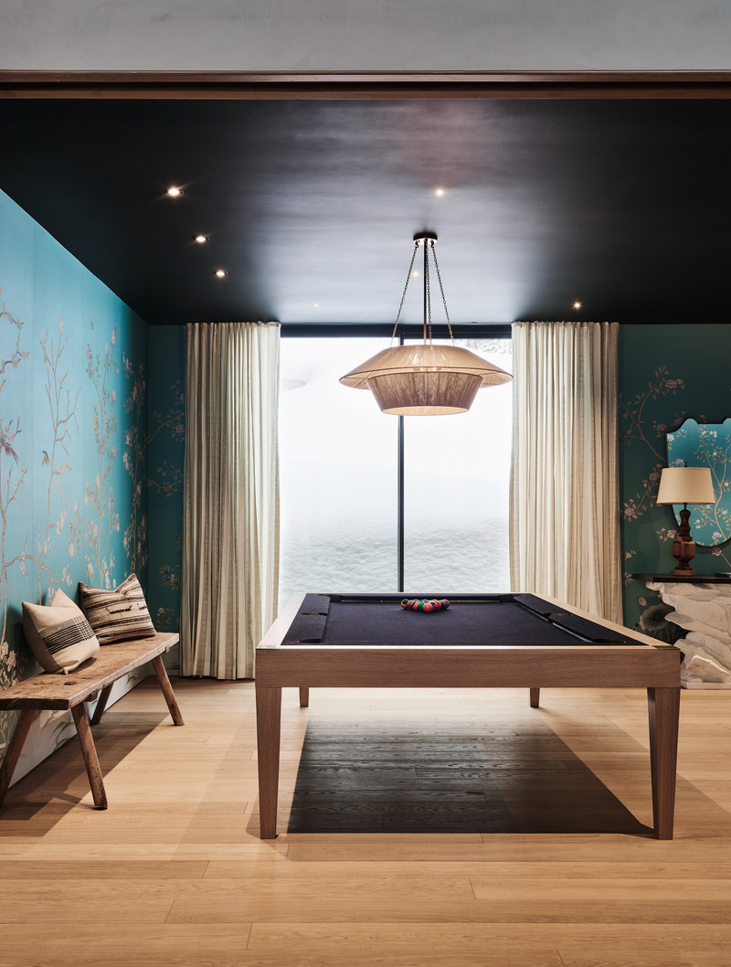 Dossier de presse | 2757-57 - Communiqué de presse | Sparano + Mooney Architecture Create a Serene Mountain Retreat - Sparano + Mooney Architecture - Architecture résidentielle - In the library, a pool table with an optional top serves as a dining table. - Crédit photo : Photography by Joe Fletcher