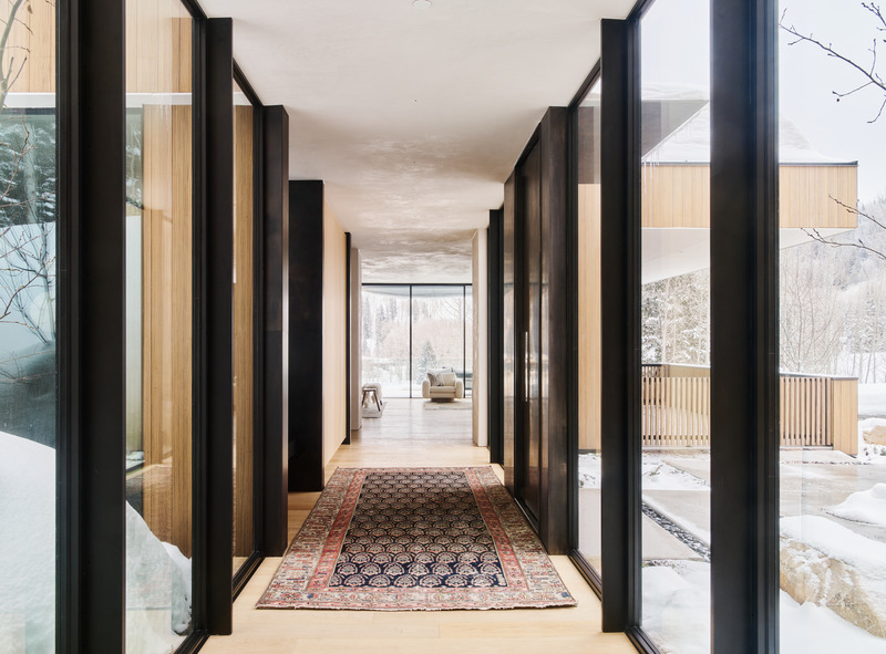 Dossier de presse | 2757-57 - Communiqué de presse | Sparano + Mooney Architecture Create a Serene Mountain Retreat - Sparano + Mooney Architecture - Architecture résidentielle - Architect Anne Mooney, FAIA, describes the glass-walled hallways as “bridges,” which connect various parts of the house while taking advantage of views. - Crédit photo : Photography by Joe Fletcher